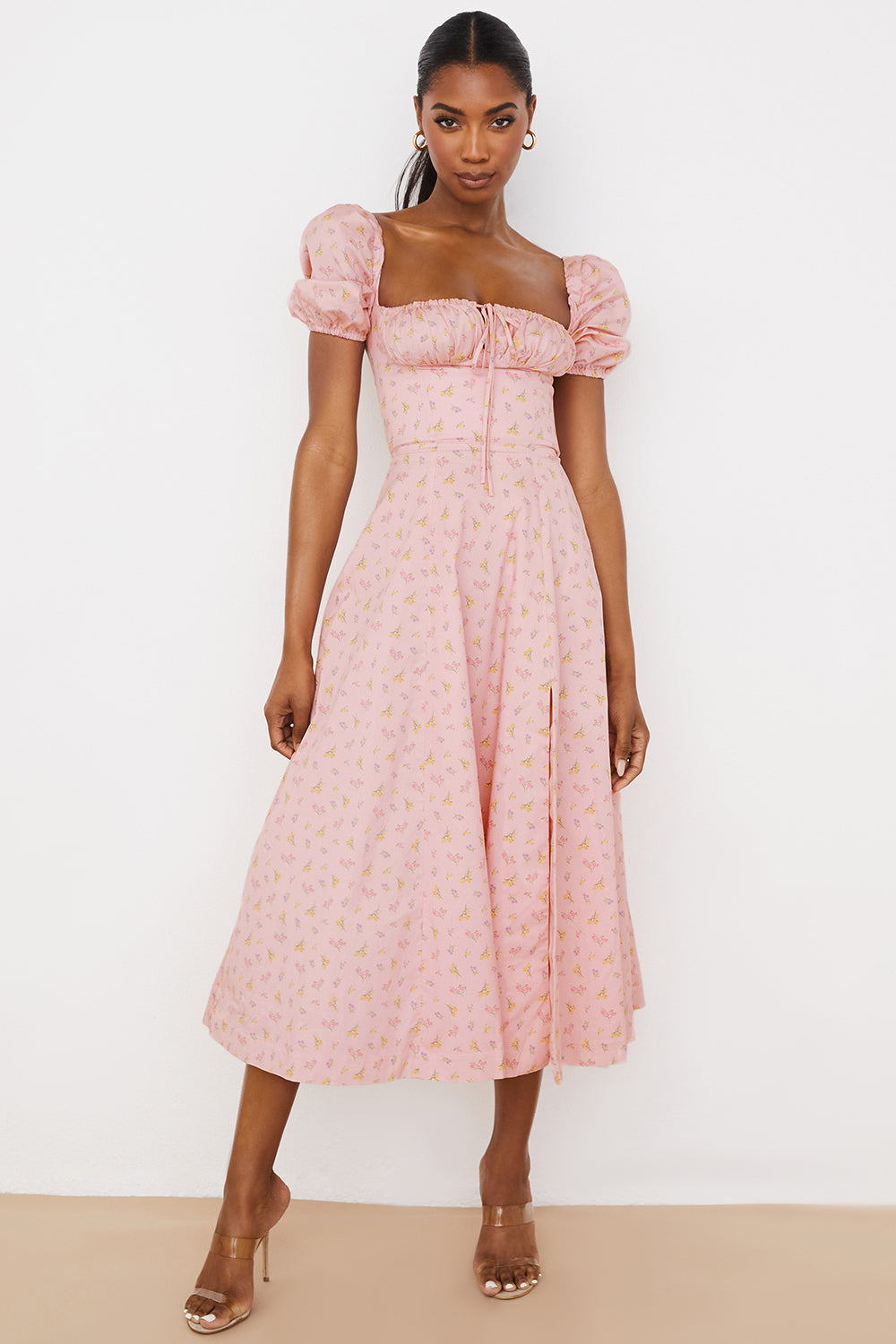 Midi solklänning med blommiga puffärmar