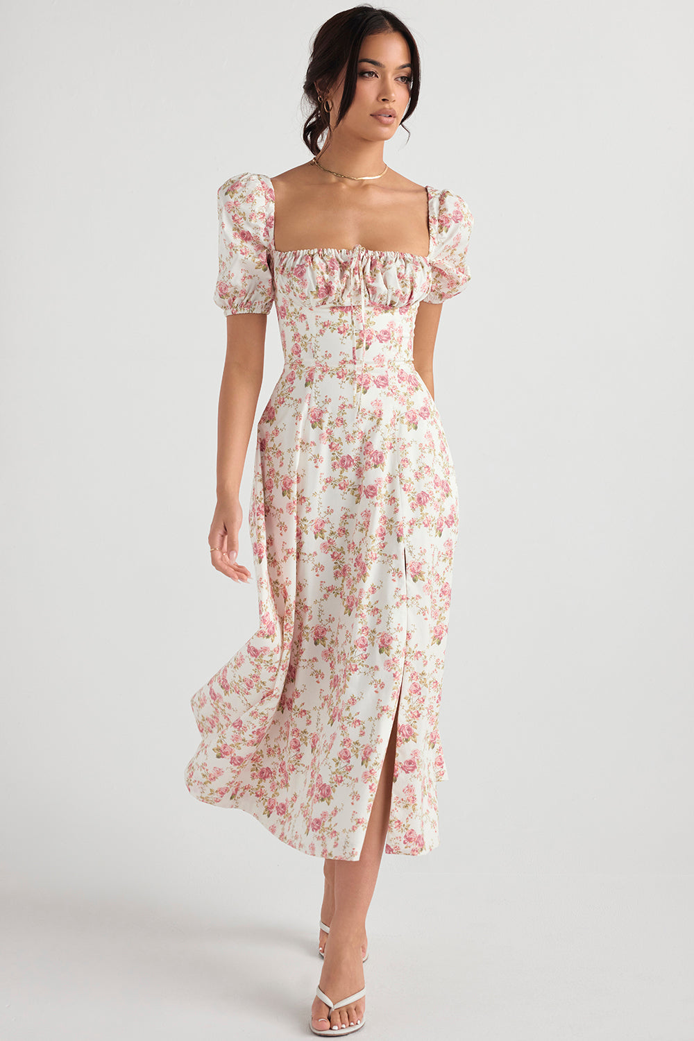 Midi solklänning med blommiga puffärmar