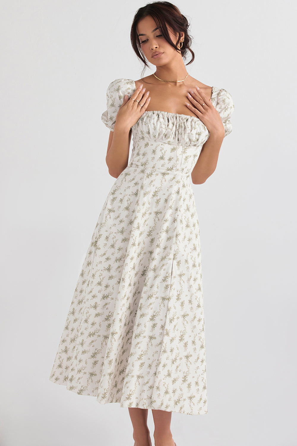 Midi solklänning med blommiga puffärmar