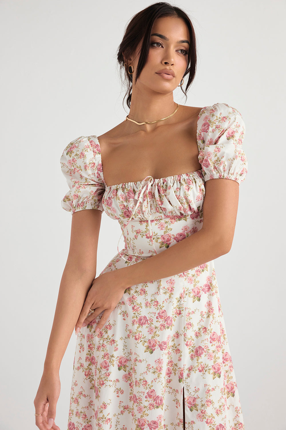Midi solklänning med blommiga puffärmar