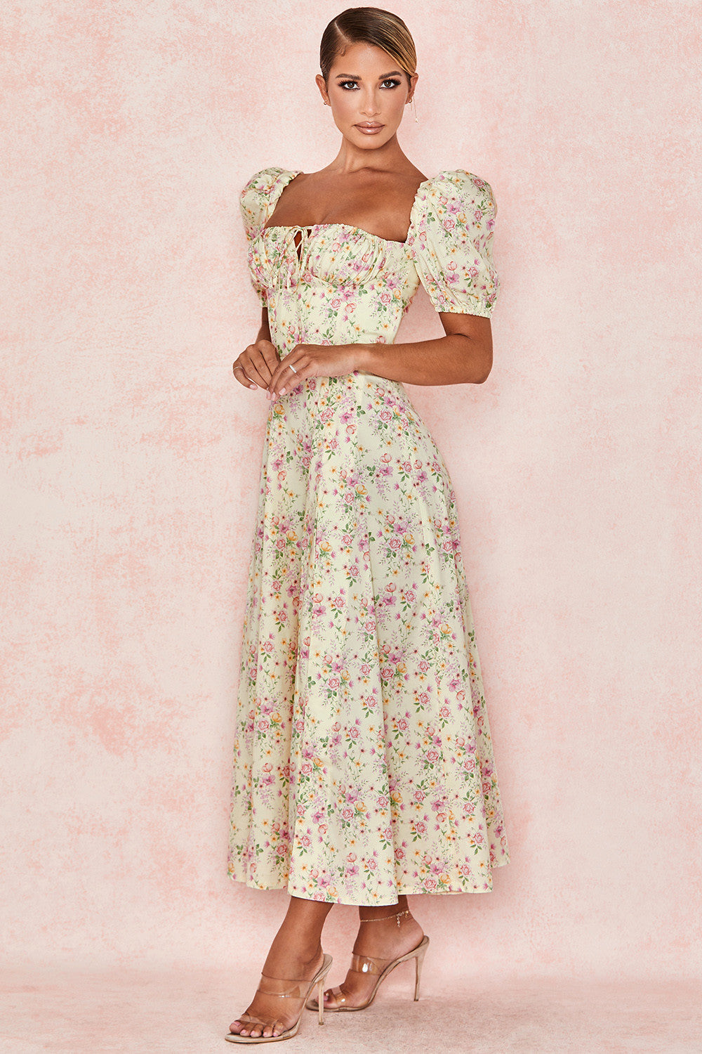 Midi solklänning med blommiga puffärmar