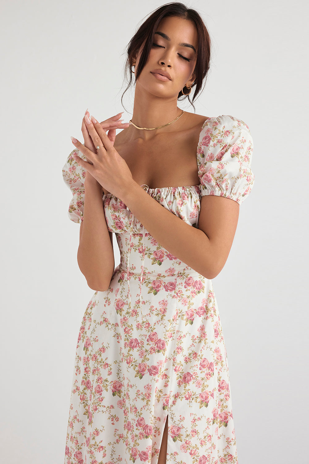 Midi solklänning med blommiga puffärmar
