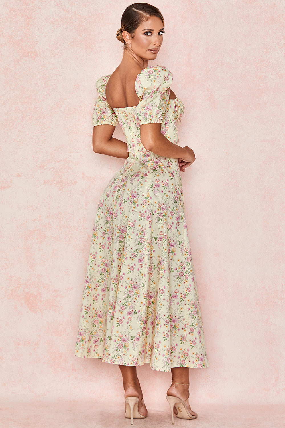 Midi solklänning med blommiga puffärmar