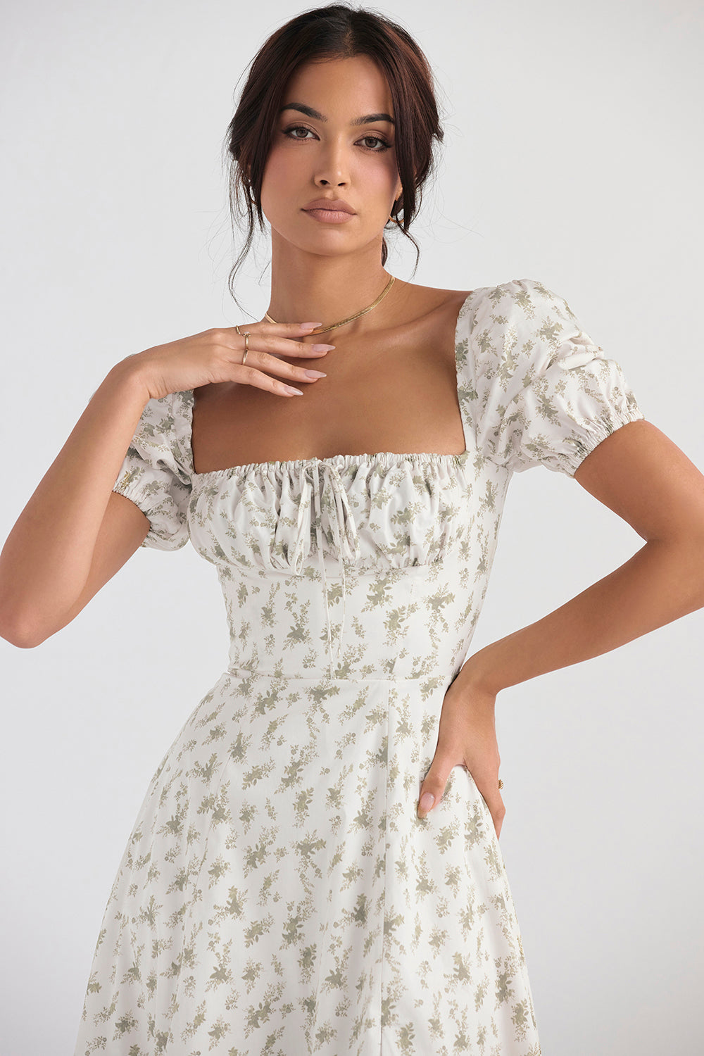 Midi solklänning med blommiga puffärmar