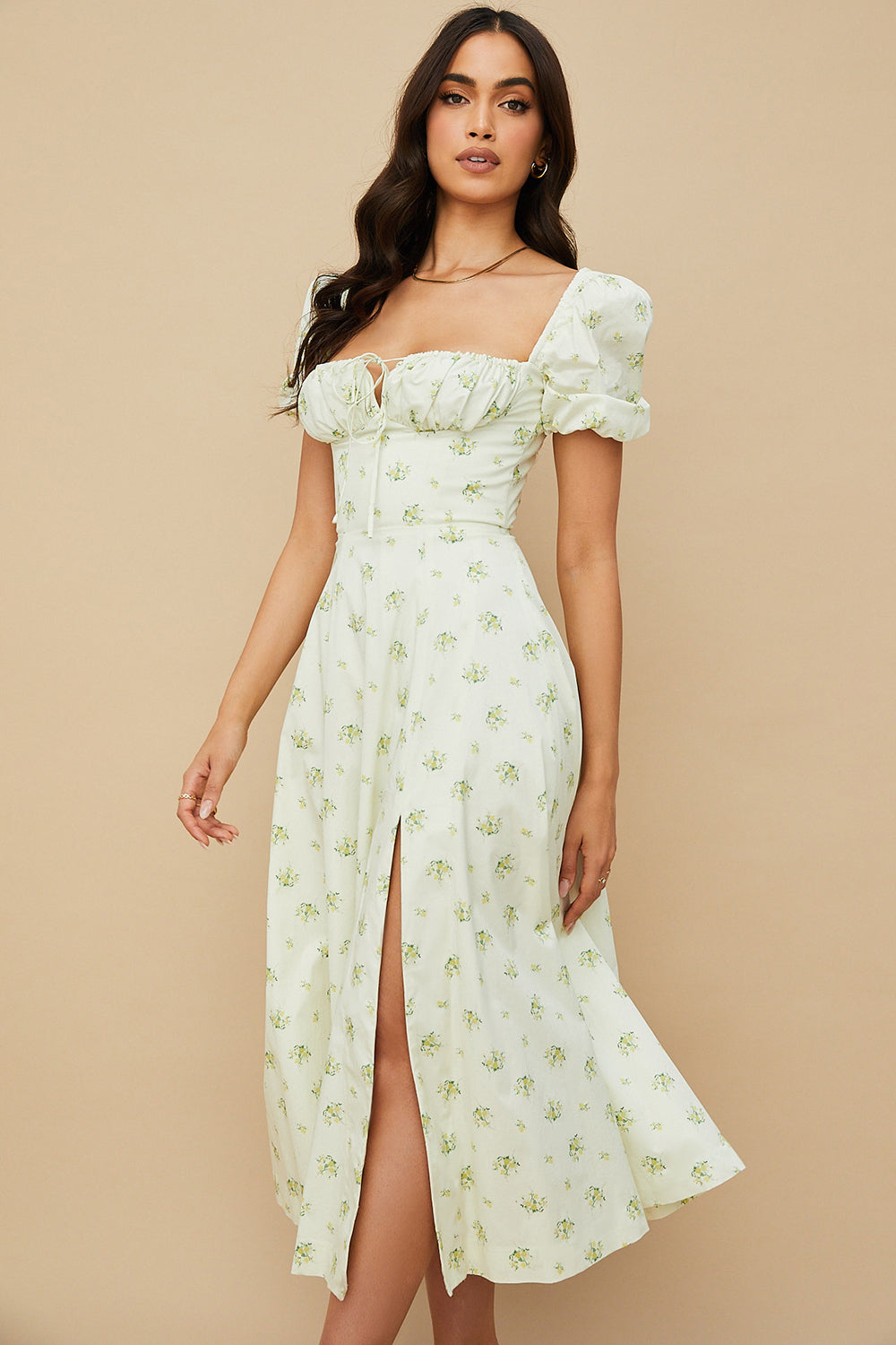 Midi solklänning med blommiga puffärmar