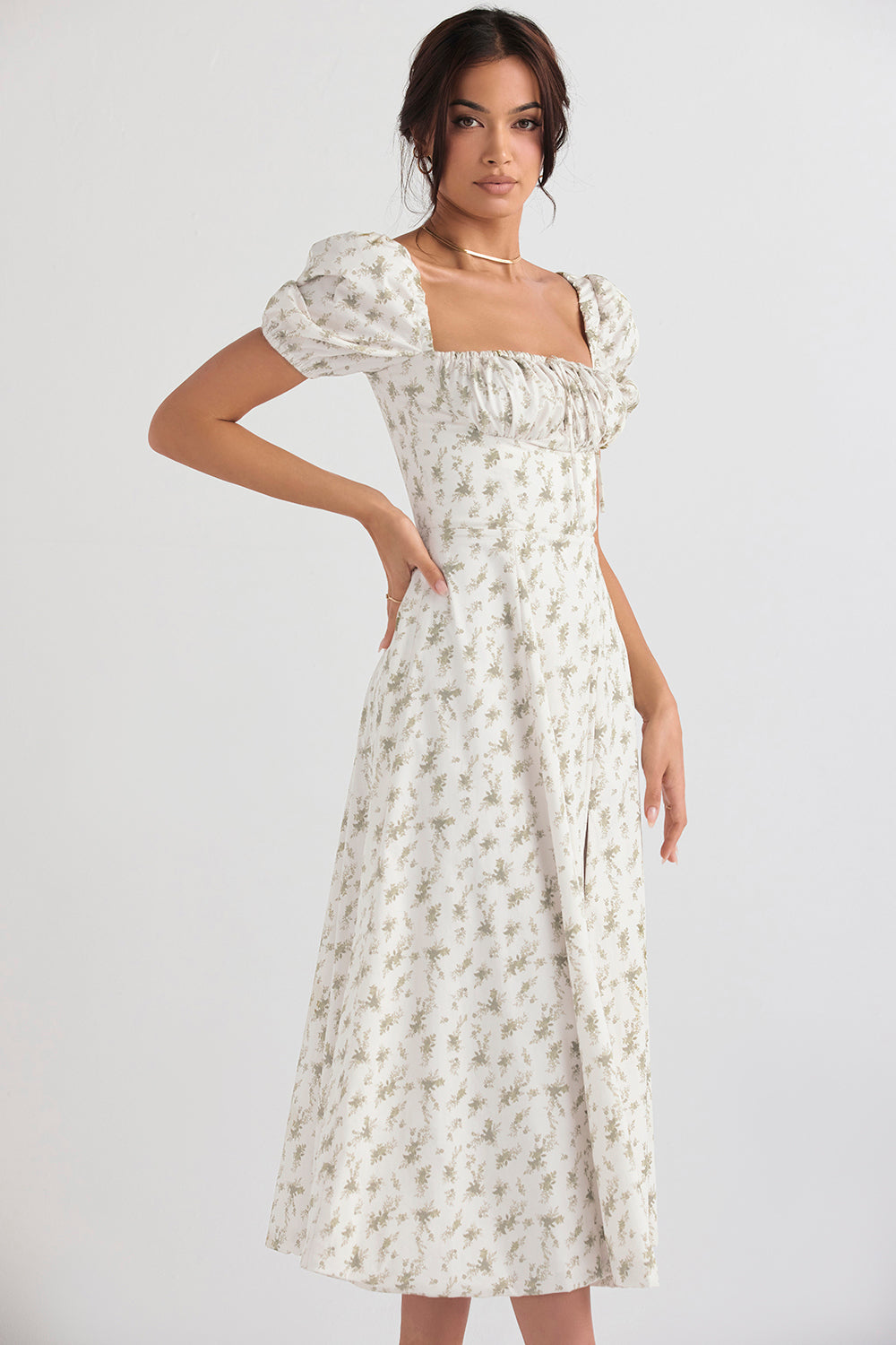 Midi solklänning med blommiga puffärmar