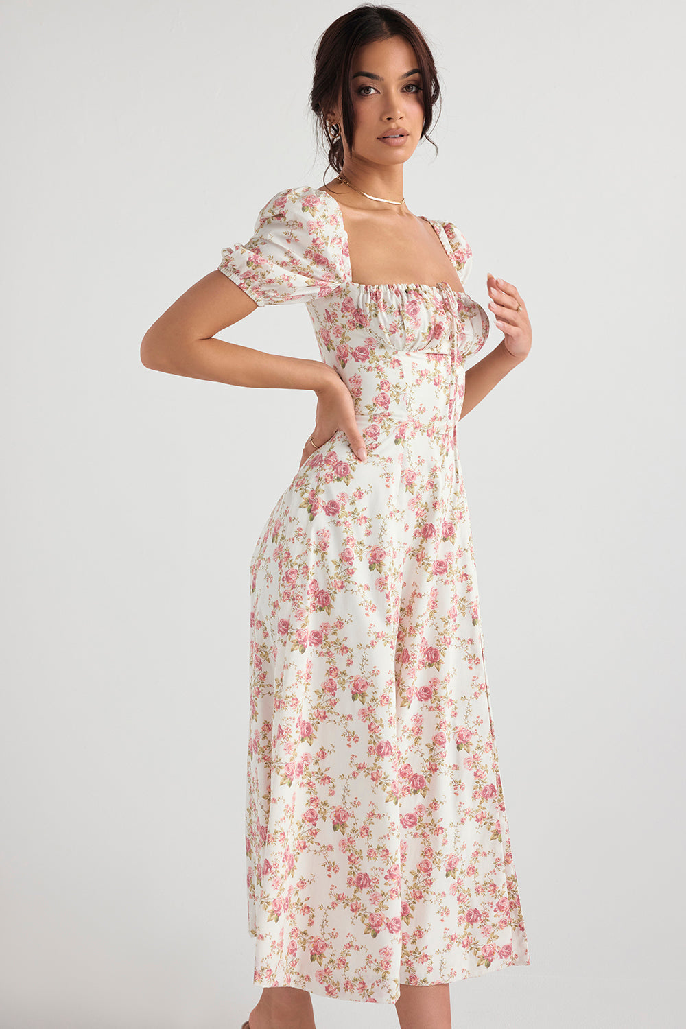 Midi solklänning med blommiga puffärmar