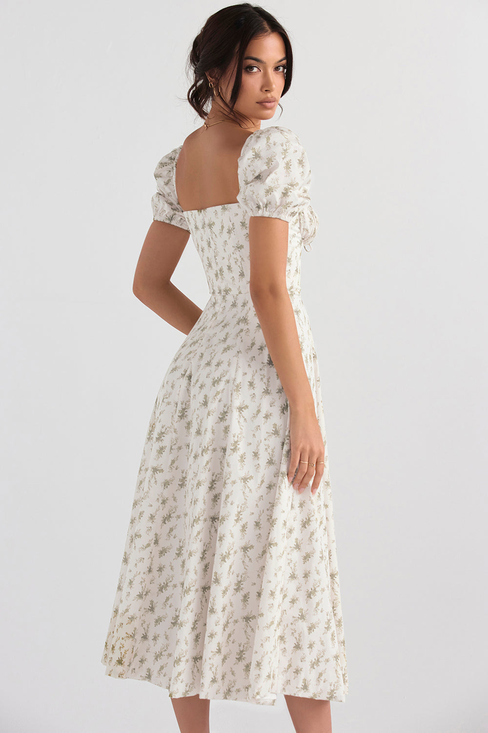 Midi solklänning med blommiga puffärmar