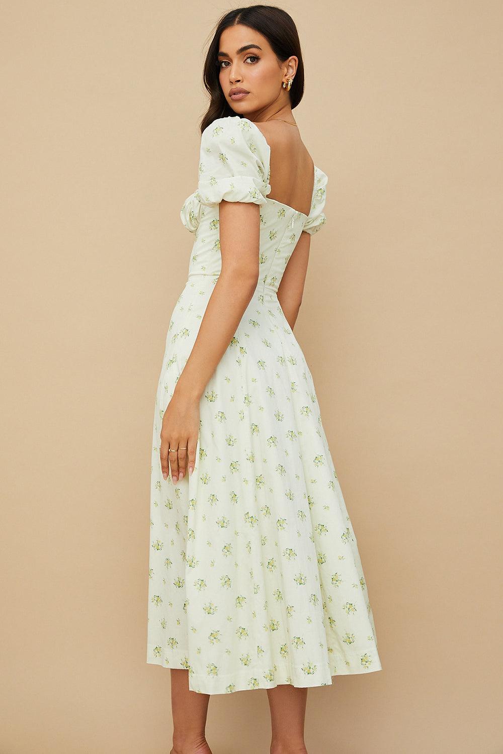 Midi solklänning med blommiga puffärmar