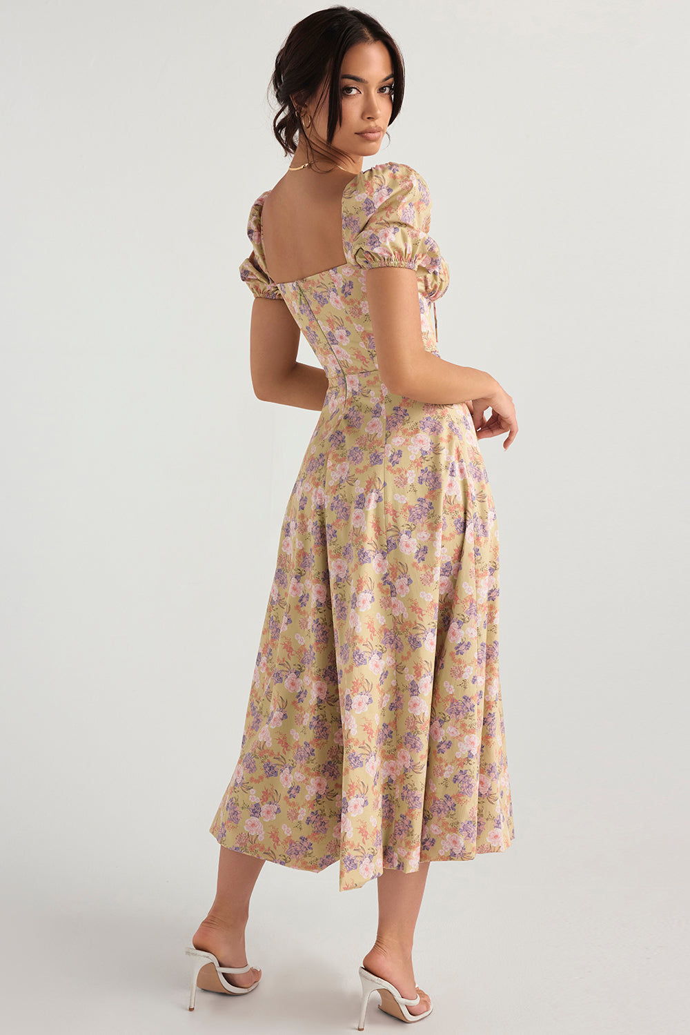 Midi solklänning med blommiga puffärmar